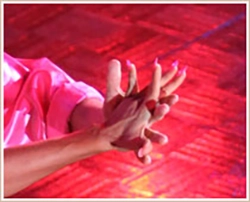 踊る男女の手のひら